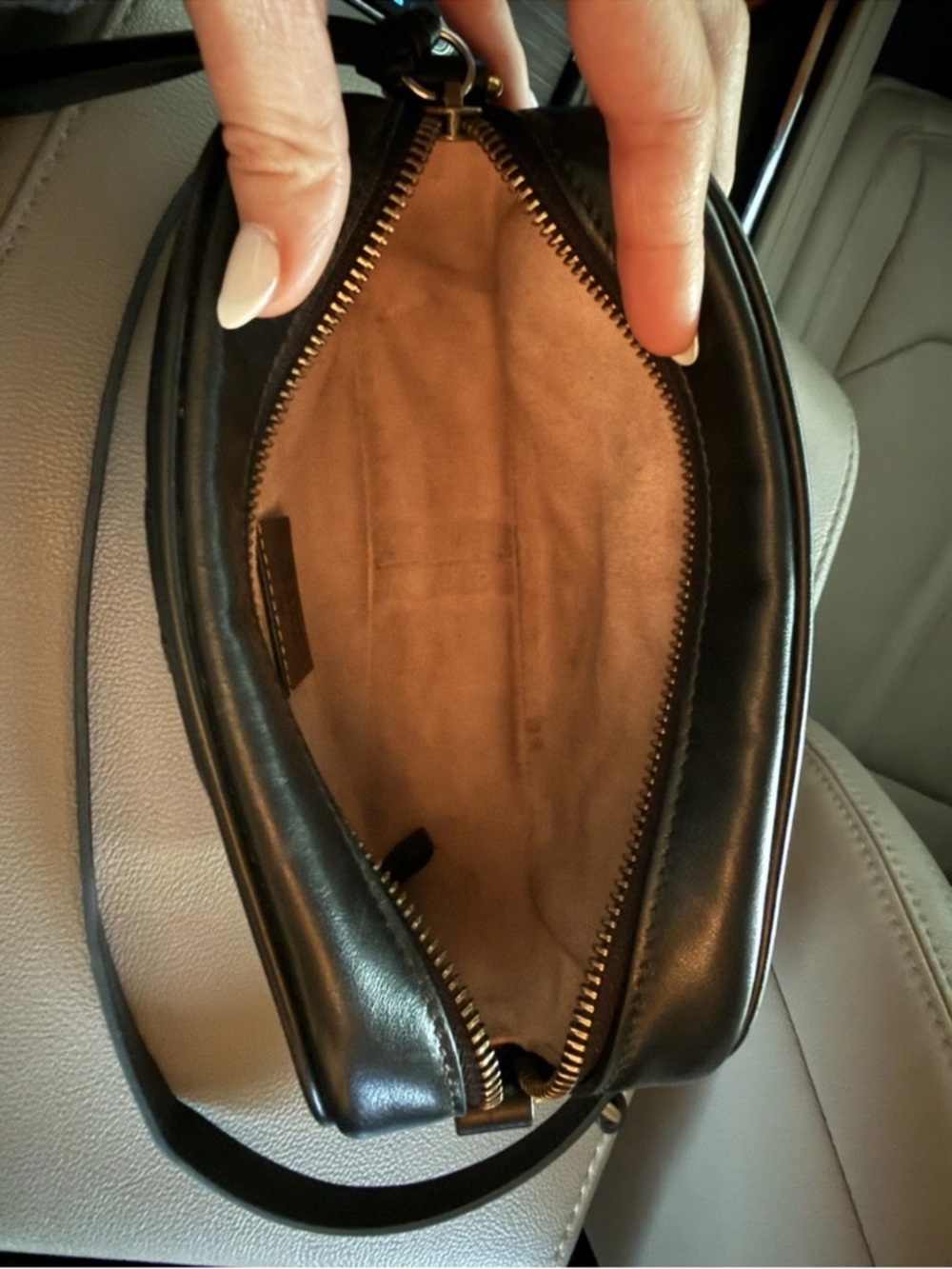 Gucci Black Leather Chevron Matelassé Crossbody with Gold GG - Picture 5 of 17